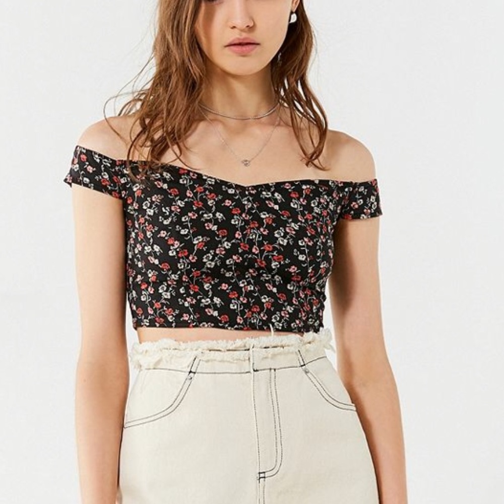 URBAN OUTFITTERS FLORAL OFF THE SHOULDER CROP TOP